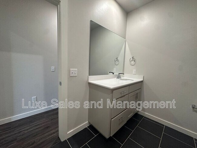 Building Photo - 2216 Fallview Dr