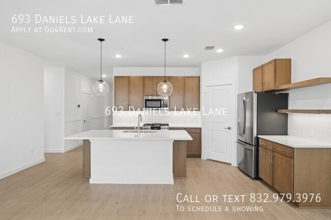 Foto del edificio - 693 Daniels Lk Ln