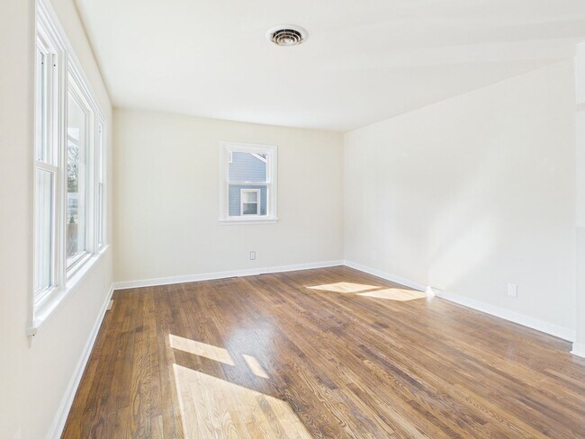 Foto del edificio - 954 Kingsway Rd