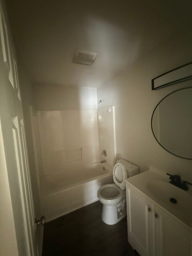 Building Photo - 814 Robinson St