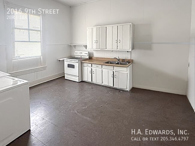 Building Photo - 2016 9th St