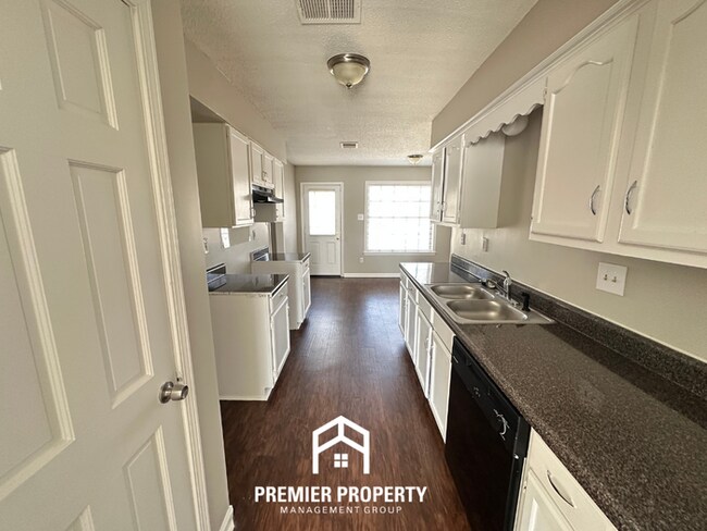 Foto del edificio - Spacious 3BR Memphis Home w/ Vaulted Ceilings, Brick Fireplace & Fenced Yard