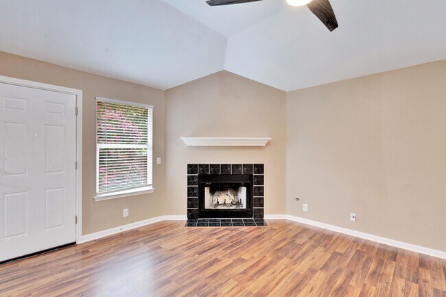 Foto del edificio - 1006 Buttercup Ct