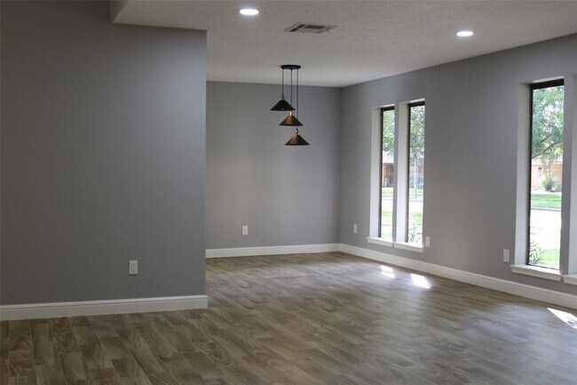 Foto del edificio - Beautiful 4-bedroom, 2-bath home