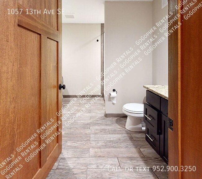 Building Photo - Spacious 5 Bedroom Duplex Close to U of M ...