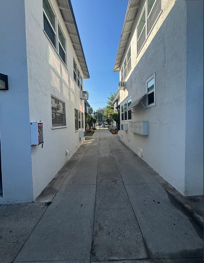 Building Photo - 13207-13213 Oxnard St