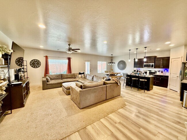 Foto del edificio - Lovely Pet Friendly 3-BR + Office in Sage Canyon