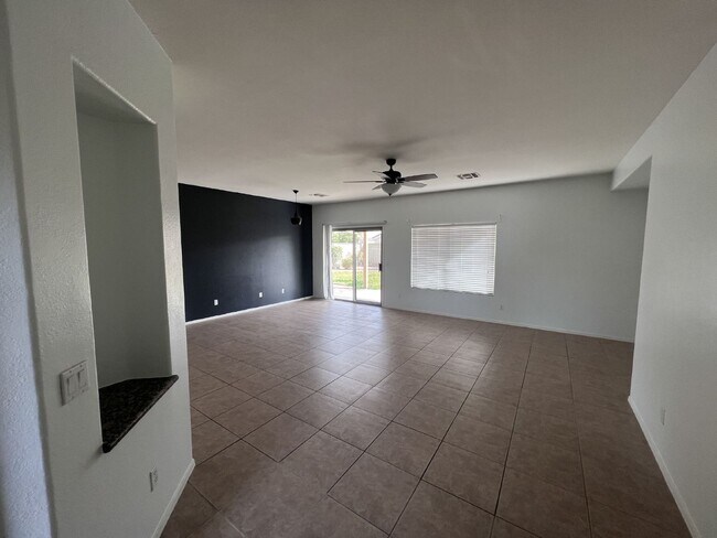 Foto del edificio - 3BDRM 2BA Residential home with pool for rent in Goodyear!