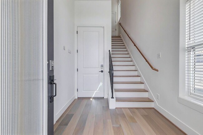 Foto del edificio - 334 Eastwood St