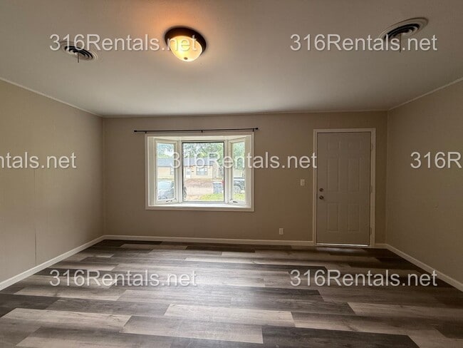 Foto del edificio - $1200 - NEWLY REMODELED 4 bedroom / 1 bathroom - Single Family Home