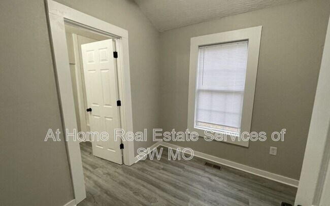 Foto del edificio - 1015 N Newton Ave