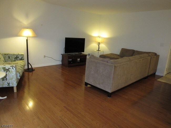 Building Photo - 9 Crestmont Ct