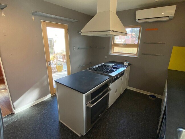 Foto del edificio - Beautiful Nob Hill Home with gourmet kitch...