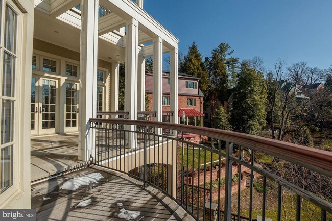 Foto del edificio - 3101 Chain Bridge Rd NW
