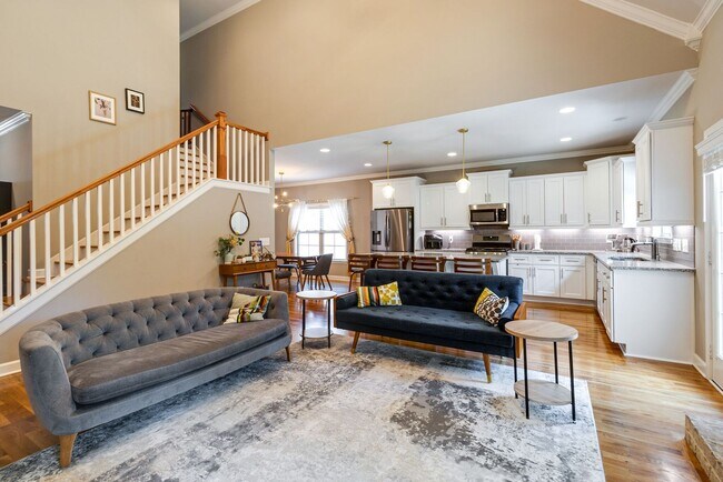 Foto del edificio - 4 Bedroom, 3 Bath Home w/ Backyard and 2 Car Garage