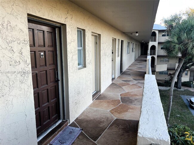 Foto del edificio - 6301 N Falls Cir Dr