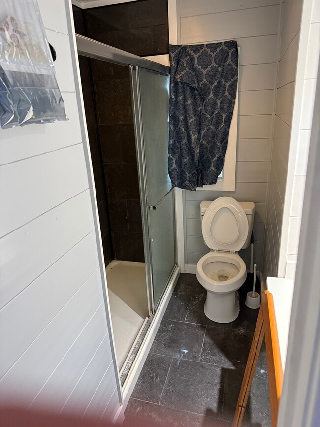 Baño con ducha de azulejos completa - 207 Broad St