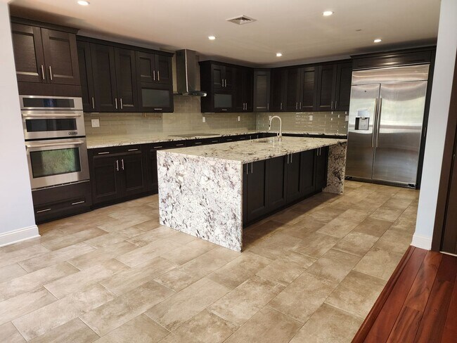 Building Photo - Modern Townhouse - Price Just Reduced!