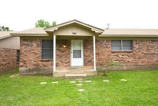 Building Photo - 806 Fleetwood