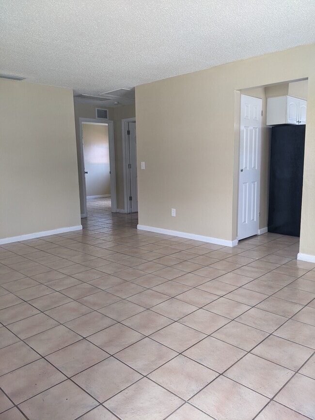 Building Photo - 2826 Green Acres Ave