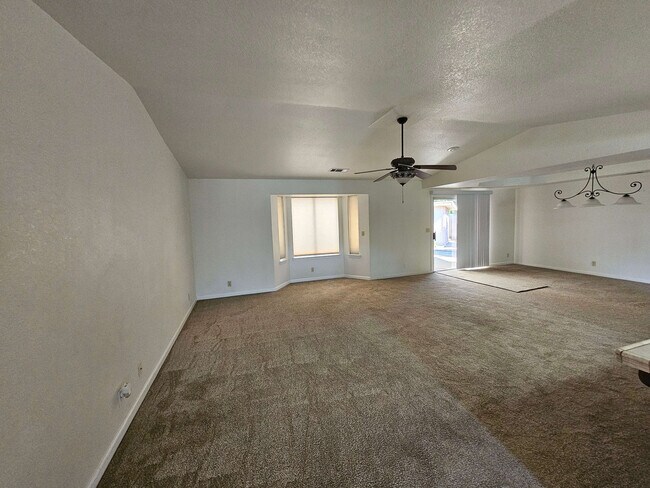 Building Photo - 3158 Howard Dr