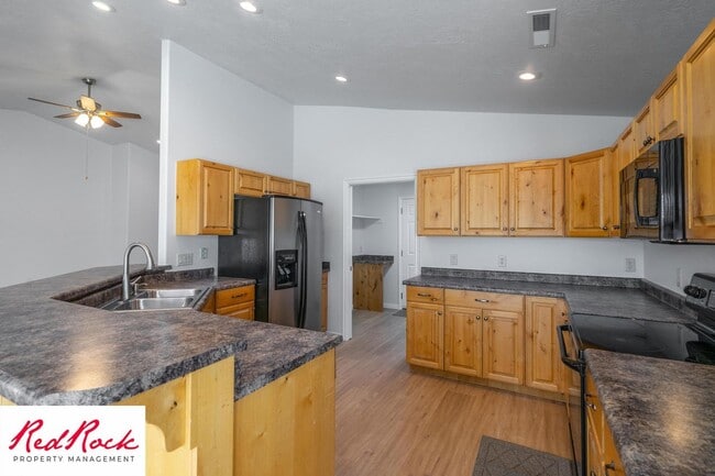 Building Photo - 4 Bedroom in Amber Estates - Newer LVP Flooring throughout home!