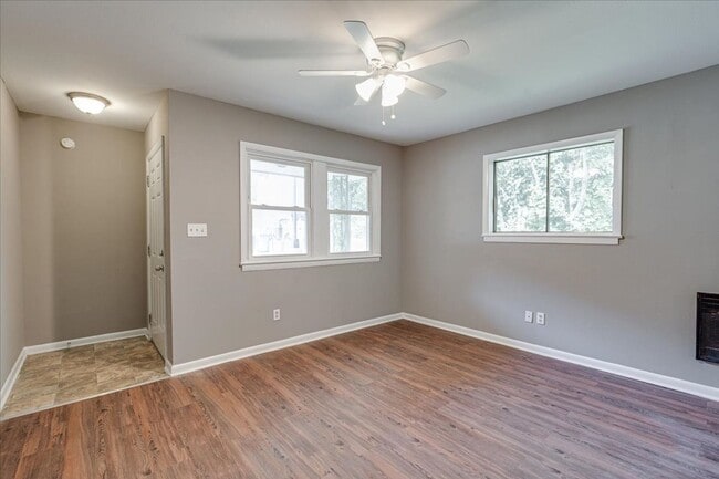 Building Photo - Great 2 bedroom close to UTC!