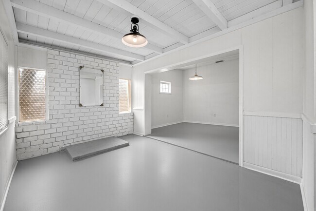 Building Photo - 1815 Apache Trl