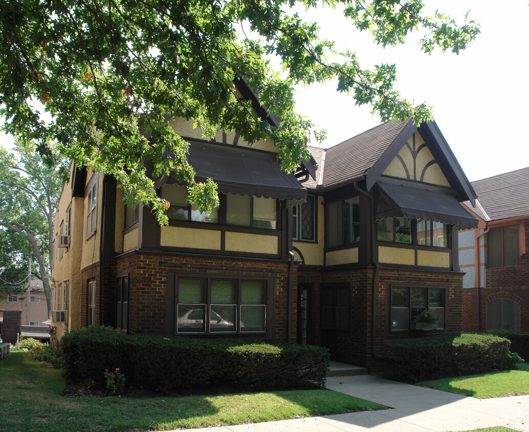 Primary Photo - Brown Gables No. 7
