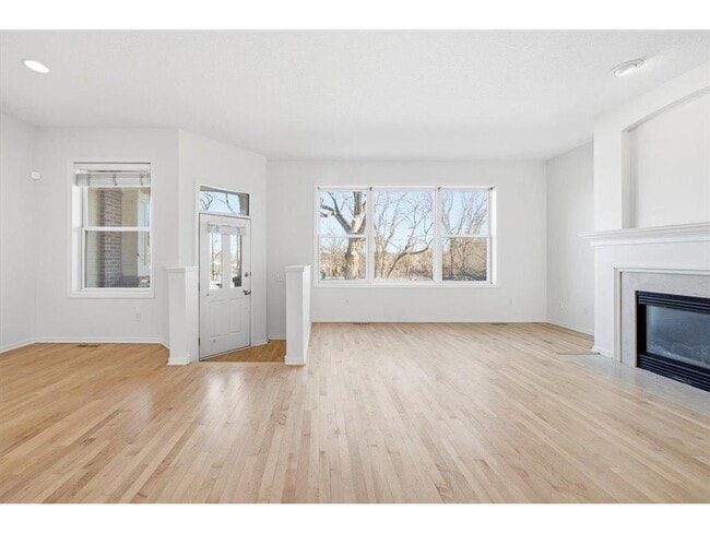 Building Photo - 325 W River Pkwy