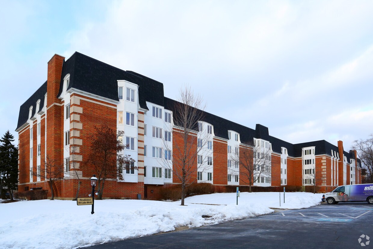 Cambridge on the Lake Apartments in Buffalo Grove, IL