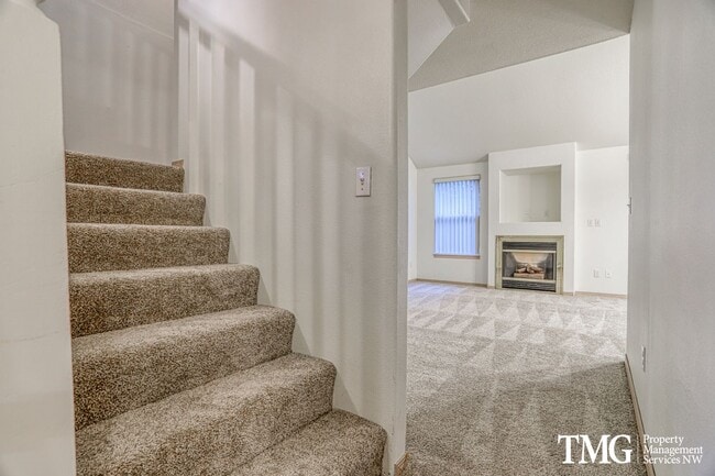 Building Photo - Peaceful 2-bedroom, 2 bath Townhome in thi...