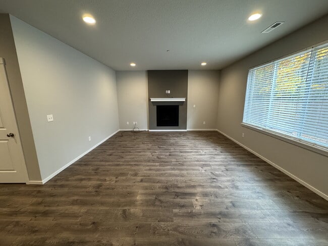 Foto del edificio - 5 Bedroom Camas Home, Spacious, Fenced Bac...