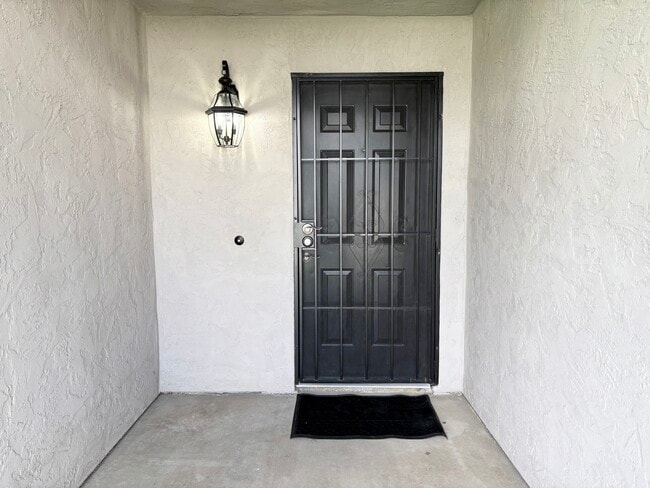 Foto del edificio - 3571 Lake Crest Dr