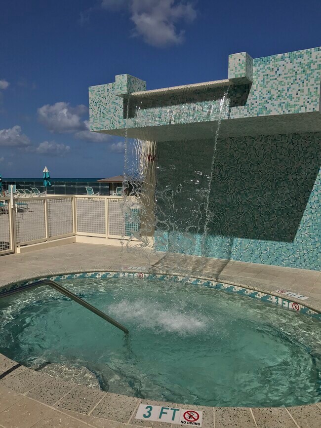 Hot tub - 2501 S Ocean Dr