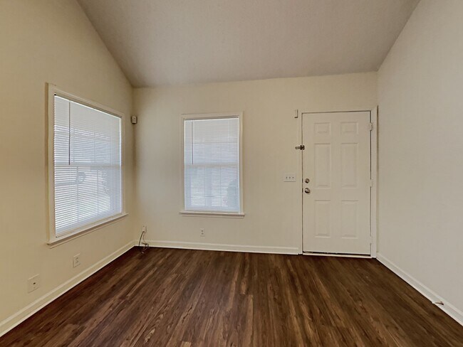 Building Photo - 1014 Seven Oaks Boulevard