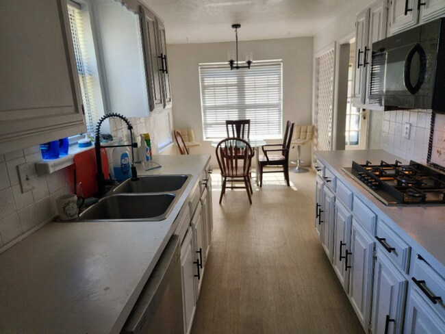 Foto del edificio - 2202 Shannon Ln