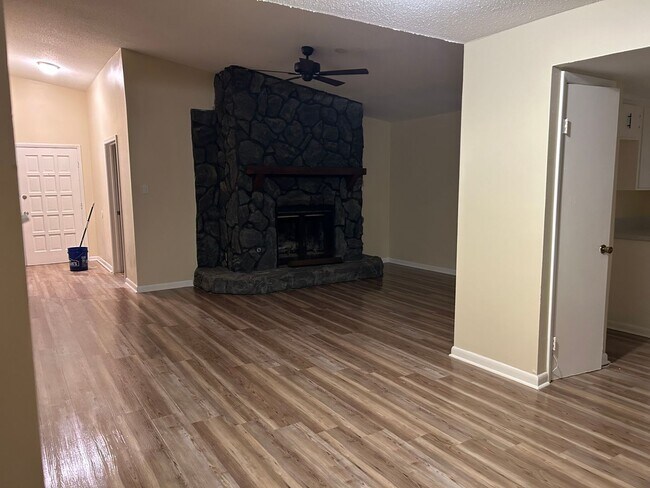 Foto del edificio - 4 bedroom and 2 bathroom