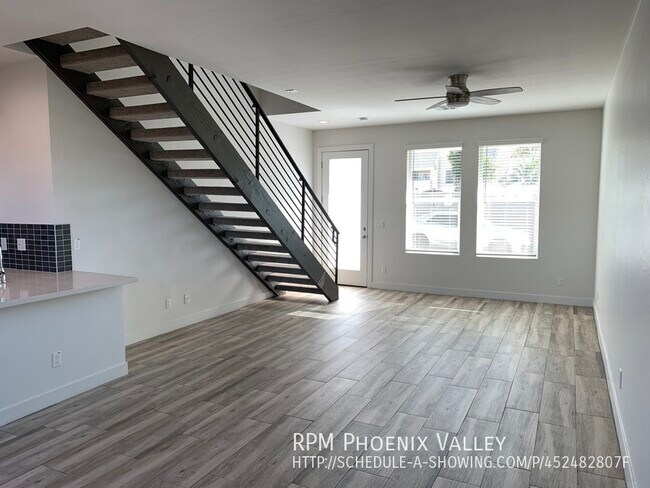 Building Photo - MOVE IN READY - Like New 3 bed/2.5 Town Ho...