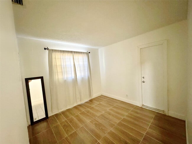 Building Photo - 704 NW 3rd Ave