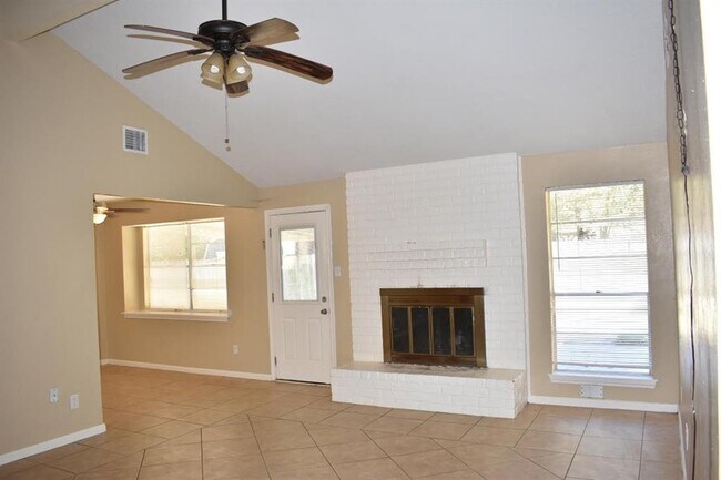 Foto del edificio - 3515 Hidden Pines Dr