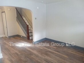 Building Photo - 206 W Railroad St