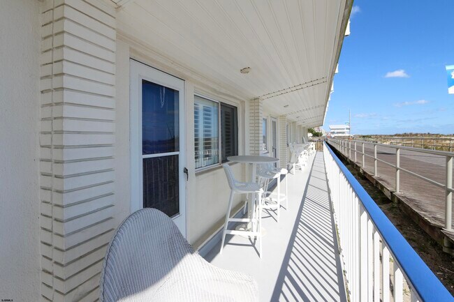 Building Photo - 111 S Dudley Ave