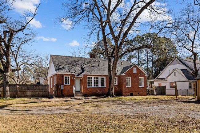 Building Photo - Gorgeous Brick Home, 4 Bedroom 2 Bath Avai...