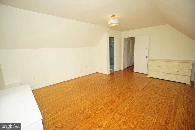 Building Photo - 5121 Saratoga Ave