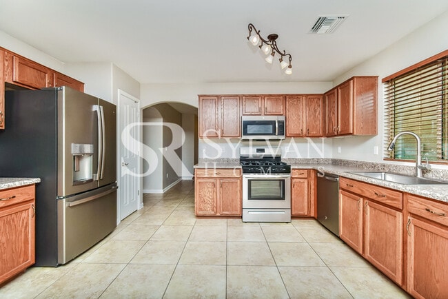 Foto del edificio - Spacious 3 bedroom home with an attached g...