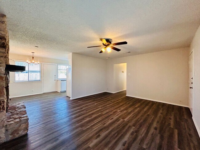 Foto del edificio - 12005 Charing Cross Rd