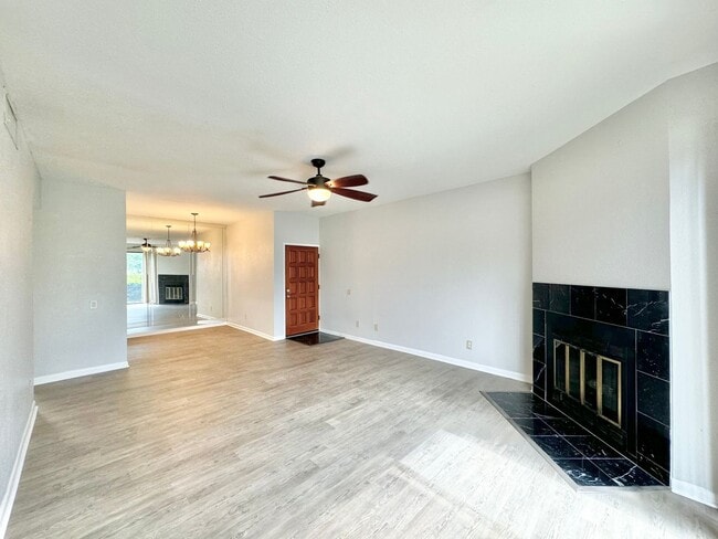 Foto del edificio - Ground Floor Condo - Park Lake