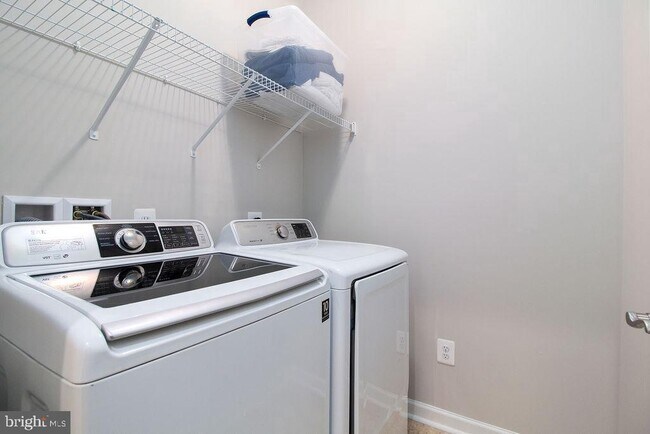 Foto del edificio - 8192 Falls Grove Dr