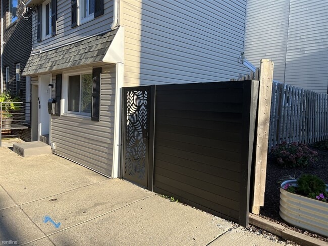 Building Photo - 2 br, 1 bath House - 448 East Thompson Street